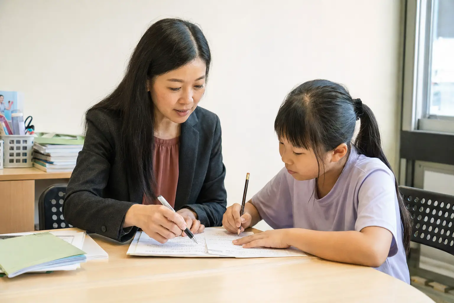 導師陪伴學生閱讀及做練習的教學情境示意